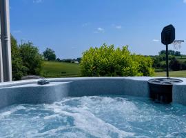The Retreat, Sauna & Hot Tub, Charming & Cosy Gem，位于布兰德福德福鲁姆的带按摩浴缸的酒店
