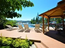 Beautiful Lake Front home with gazebo - Johnson