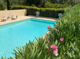Villa provençale entre Cévennes et Provence avec une grande piscine et un terrain de pétanque，位于Martignargues的度假屋