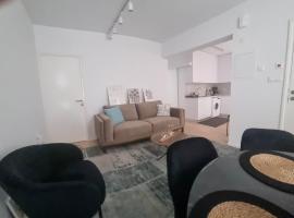 Stylish, luxurious 2-bedroom apt，位于帕拉利米尼的酒店