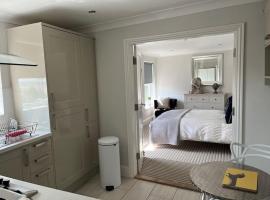 Beautiful Seafront Studio Apartment，位于克利索普斯的酒店