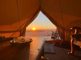 Glamping 4 saisons @ Eco Lodge Bûcheron Bergère，位于Ormstown的豪华帐篷