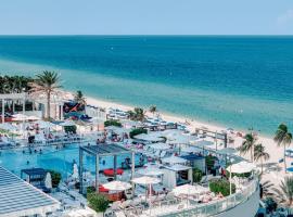 Beachfront-Spacious W Residence，位于劳德代尔堡的度假村