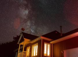 Chalet in a dark sky reserve，位于Notre-Dame-Des-Bois的带停车场的酒店