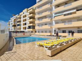 Vilamoura-Quarteira Beaches Apt with pool and sea view，位于奎特里拉的公寓
