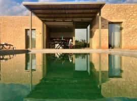 Riverstone Villas with private pools，位于Levktron的酒店