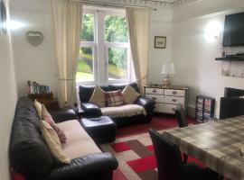 Captivating 2-Bed Apartment in Isle of Bute，位于罗撒西的酒店