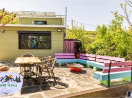 בקתה ואירוח היסמין מול הנוף，位于迈季代勒舍姆斯的木屋