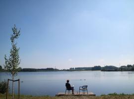 Lakeview villa with swimming and fishing pier，位于Simonshaven的酒店