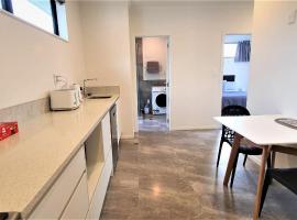 Cozy 2- Bedrooms Unit In Hamilton，位于汉密尔顿的酒店