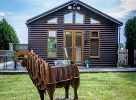 FAIRVIEW FARM Holiday Accommodation 14 Luxury Lodges,Cabins Suitable for Couples ,Families and Groups,Wedding Guests - Sleeps 2-65 guests in Ravenshead, Nottingham near Sherwood Forest set in 88 acres，位于诺丁汉的酒店