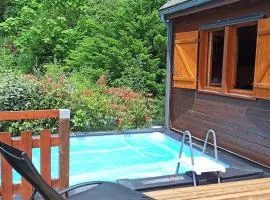 Le Chalet du lac avec spa et piscine privés pour le printemps et l'été et poêle à bois réconfortant en hiver