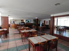 Hotel Victoria，位于里瓦达维亚海军准将城恩里克·莫斯科尼准将国际机场 - CRD附近的酒店