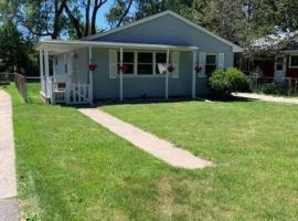 Quiet home three bedroom home in peaceful neighborhood，位于萨吉诺的酒店