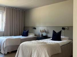 H&ouml;llviksn&auml;s m&ouml;ten mat logi，位于赫尔湾的带泳池的酒店