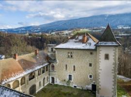 Château De Montpon - Grand logement，位于Saint-Sylvestre的带停车场的酒店