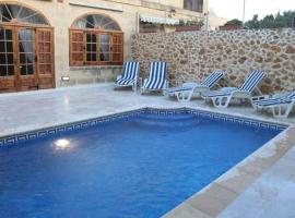 Ta' Sonia Farmhouse with pool in Xaghra，位于Tal-Barmil的酒店