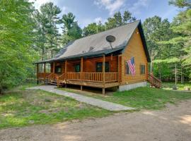 Cozy Arkdale Wood Cabin Near Petenwell Lake!，位于New Rome的酒店