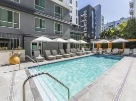 DTLA Luxury Condo with Pool, Gym, Work Pods & Conference Room