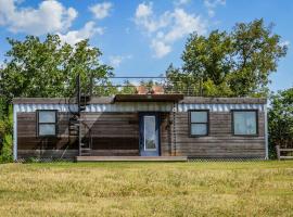 New Luxury Shipping Container，位于Bellmead的小屋