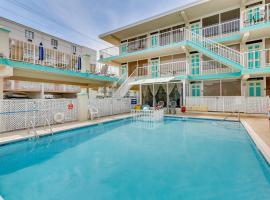 Wildwood Condo with Community Pool Walk to Beach!，位于怀尔德伍德的酒店