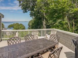 Bayfront Plymouth Gem with Sunroom, Steps to Shore!，位于普里茅斯的酒店