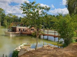 Péniche sur un lac，位于Campsegret的船屋