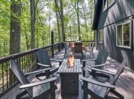 Pet-Friendly Lackawaxen Cabin with Wraparound Deck!，位于Lackawaxen的别墅