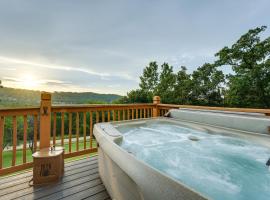 Hot Tub and Fire Pit! Lake-View Home in Blue Eye，位于Blue Eye的酒店