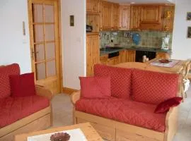Charmant 3 pièces avec grand balcon Sud, idéalement situé près des commerces et du téléphérique - FR-1-464-24