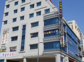 Sky Hotel，位于华城市的酒店