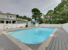 Cape Cod Home w/Ocean View, Roof Top, Pool & Hot Tub，位于韦尔弗利特的酒店