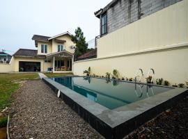 Villa Puncak Kota Bunga, Swarna Villa Swimming Pool，位于西昆都尔的酒店