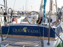 Quo Vadis Yacht，位于巴里的船屋