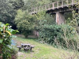Maison du Viaduc du bout de la ville，位于Lescouët-Jugon的酒店