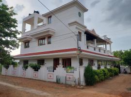 Shri Sai Baba Homestay - EB Colony - Trichy，位于蒂鲁奇奇拉帕利的带停车场的酒店