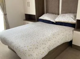 2 Bedroom Lodge - Honeysuckle 95, Trecco Bay