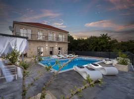 Luxury stone villa Tonka，位于苏库拉伊的带泳池的酒店