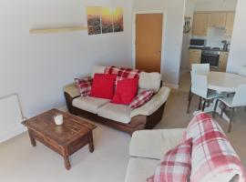 2BR Apt in Crawley w Parking - Near Gatwick，位于克劳利的酒店