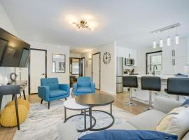 Modern Raleigh Vacation Rental about 3 Mi to Downtown!，位于罗利的酒店
