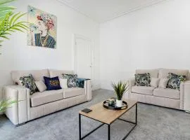 Spacious & Modern Oasis, 4-Bed House, Sleeps 7