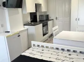 Modern Comfy One Bed Apartment - Free Parking