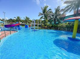 Com parque aquático, a 200 m praia de Taperapuã e do complexo Axé Mói, suíte para até 4 pessoas, com ar condicionado e frigobar，位于塞古罗港的酒店