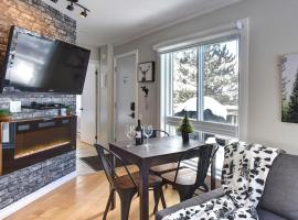 Cozy Chalet in the Mont Tremblant Ski Village，位于蒙特朗布朗的酒店