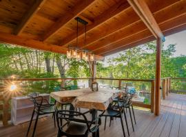 Stylish lake home with private beach, dock and firepit for swimming, kayaking, hiking，位于Barnstead的酒店