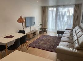 Luxurious 2 bedroom flat with en-suite bedroom，位于South Norwood的公寓