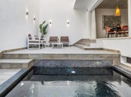 Heated Pool Luxury in Pembroke St Julians，位于彭布罗克的公寓