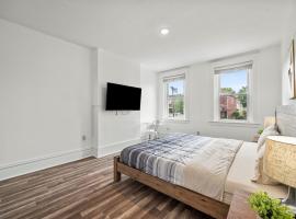 Oakland/University @D Modern and Spacious Private Bedroom with Shared，位于匹兹堡的酒店
