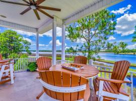 Riverfront Carrabelle Home with Furnished Patio!，位于Carrabelle的酒店