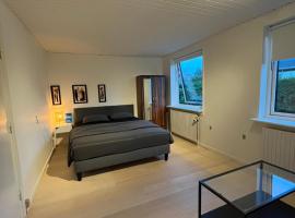 Private Bedroom & Bathroom in Billund near Lego House & Legoland，位于比伦德的酒店